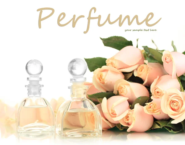 Vacker bukett av rosor och parfym, isolerad på vit — Stockfoto