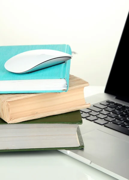 Mouse per computer su libri e notebook isolato su bianco — Foto Stock