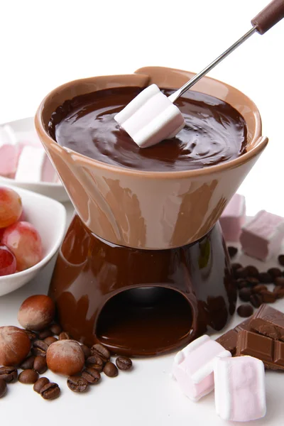 Schokoladenfondue mit Marshmallow-Bonbons und Früchten, isoliert auf weiß — Stockfoto