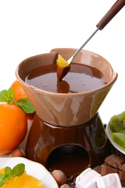 Fondue au chocolat aux fruits tranchés, isolée sur blanc — Photo