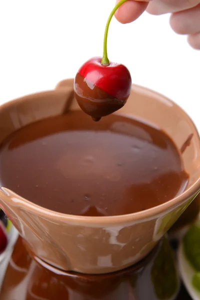 Fonduta di cioccolato con frutta a fette, isolata su bianco — Foto Stock