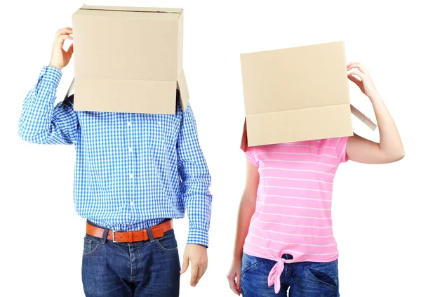 Casal com caixas de papelão em suas cabeças isoladas em branco — Fotografia de Stock