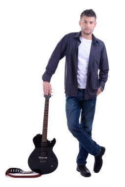 gitar üzerinde beyaz izole olan genç müzisyen