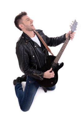 genç müzisyen üzerine beyaz izole gitar çalmak