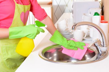 güzel bir genç kadın mutfakta temizler