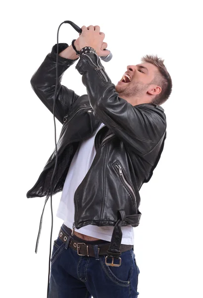 Joven músico cantando, aislado en blanco — Foto de Stock