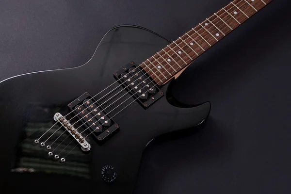 Guitarra eléctrica aislada en negro —  Fotos de Stock