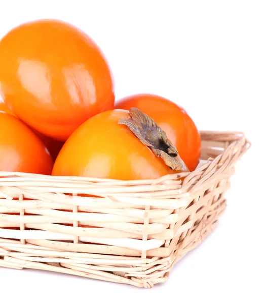 在孤立的白色衬底上的柳条篮子里的熟柿子 — 图库照片
