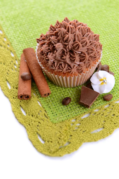 Leckere Cupcake mit Buttercreme, auf Farbserviette, isoliert auf weiß — Stockfoto