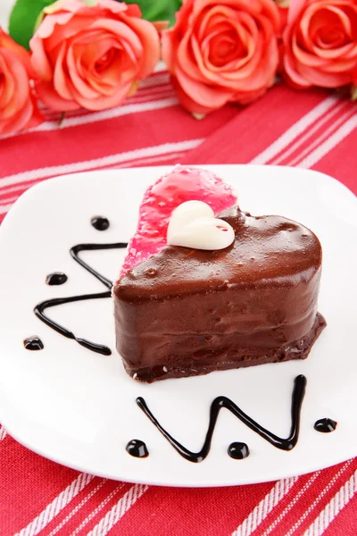 Süße Torte mit Schokolade auf dem Teller in Großaufnahme — Stockfoto