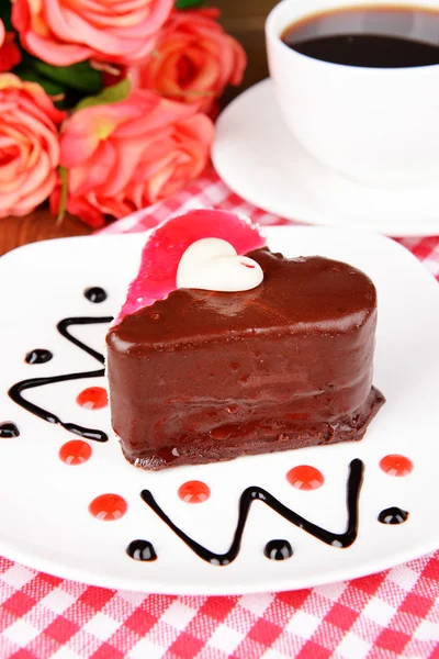 Gâteau sucré avec chocolat sur plaque sur table close-up — Photo