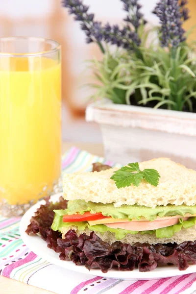 Taze ve lezzetli sandviç masada açık renkli plaka üzerinde — Stok fotoğraf