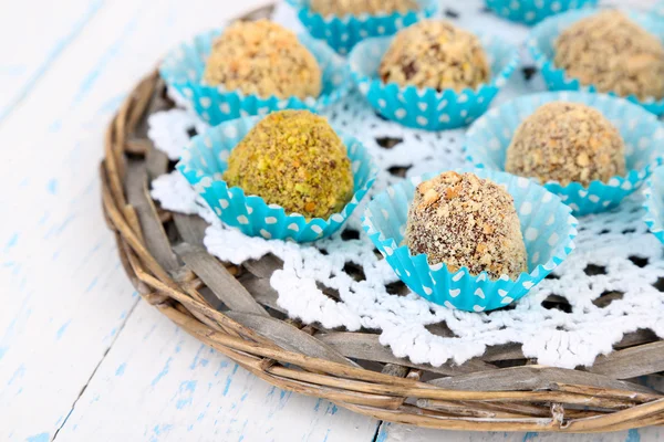 Set von Schokoladenbonbons, auf Weidenmatte, auf Holzgrund — Stockfoto