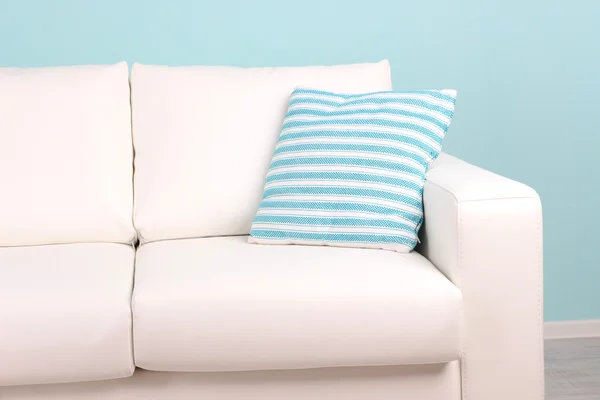 Weißes Sofa in Nahaufnahme im Zimmer auf blauem Hintergrund — Stockfoto