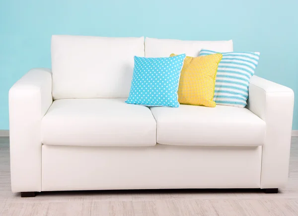 Vit soffa i rum på blå bakgrund — Stockfoto
