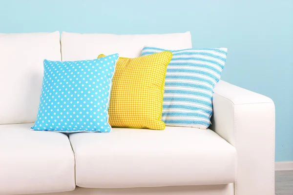 Vit soffa närbild i rum på blå bakgrund — Stockfoto