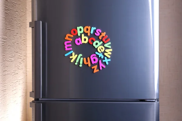 Buzdolabı üzerinde renkli mıknatıslı harfler — Stok fotoğraf