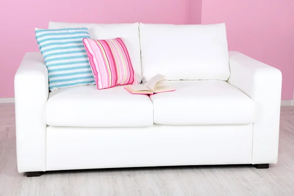 Sofá blanco en la habitación sobre fondo rosa — Foto de Stock