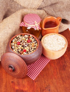 kutia - geleneksel Noel tatlı yemek Ukrayna, Beyaz Rusya ve Polonya, ahşap zemin ile pota