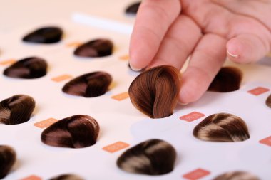 beyaz zemin üzerinde farklı renkteki saç örnekleri