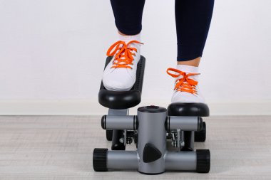kadın egzersiz Step yapıyor. yakın çekim bacaklar.