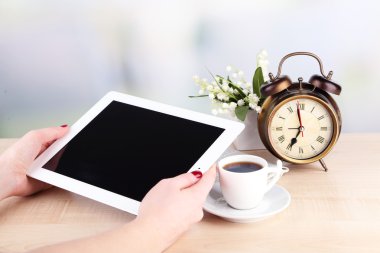 Tablet, kahve ve alarm clock, yakın çekim