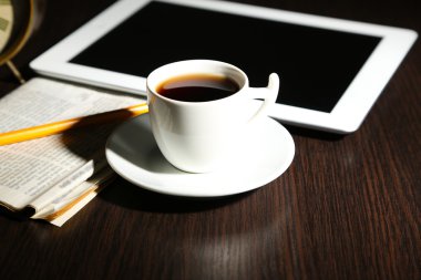 Tablet, gazete ve kahve ahşap tablo