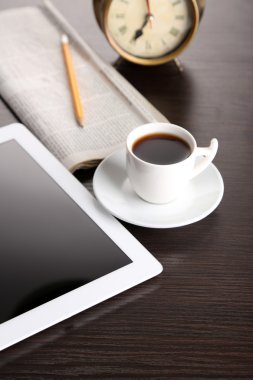 Tablet, gazete, fincan kahve ve çalar saat ahşap tablo