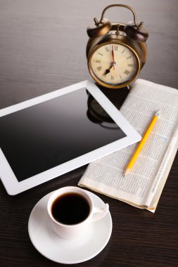Tablet, gazete, fincan kahve ve çalar saat ahşap tablo