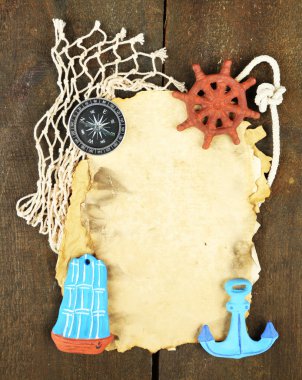 eski bir kağıt üzerinde ahşap arka plan izole deniz aksesuarları ile