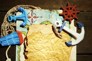 eski bir kağıt üzerinde ahşap arka plan izole deniz aksesuarları ile