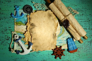 eski bir kağıt üzerinde ahşap arka plan izole deniz aksesuarları ile