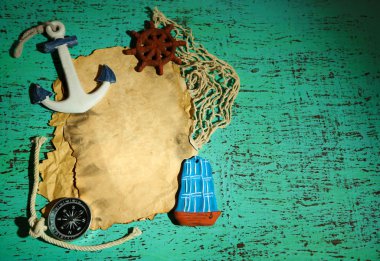 eski bir kağıt üzerinde ahşap arka plan izole deniz aksesuarları ile