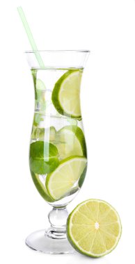 limon ve nane üzerinde beyaz izole kokteyl bardak