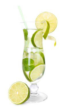limon ve nane üzerinde beyaz izole kokteyl bardak