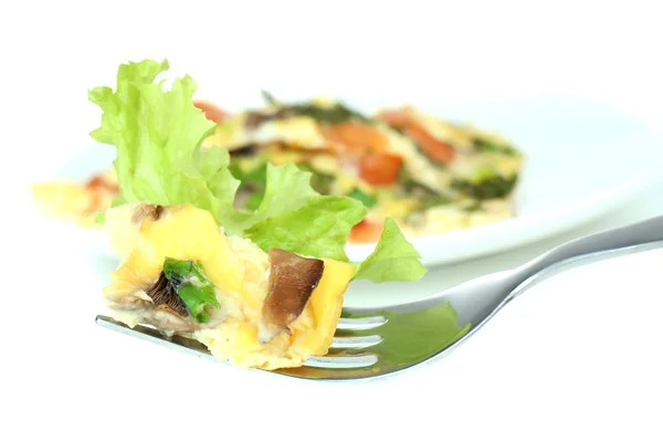 Omelete com cogumelos isolados em branco — Fotografia de Stock