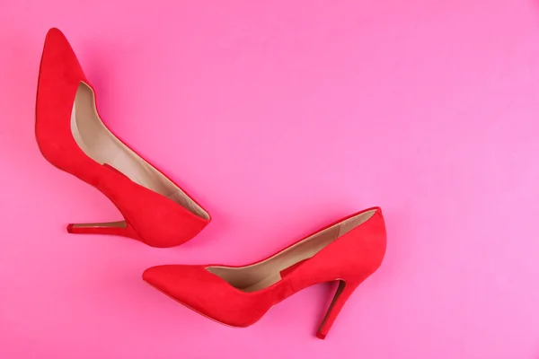 Sapatos femininos vermelhos bonitos, no fundo rosa — Fotografia de Stock