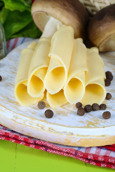 Cream cheese with vegetables and greens on wooden table close-up — Stock Photo, Image