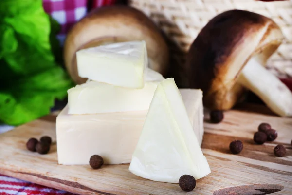 Вершковий сир з овочами та зеленню на дерев'яній дошці крупним планом — стокове фото