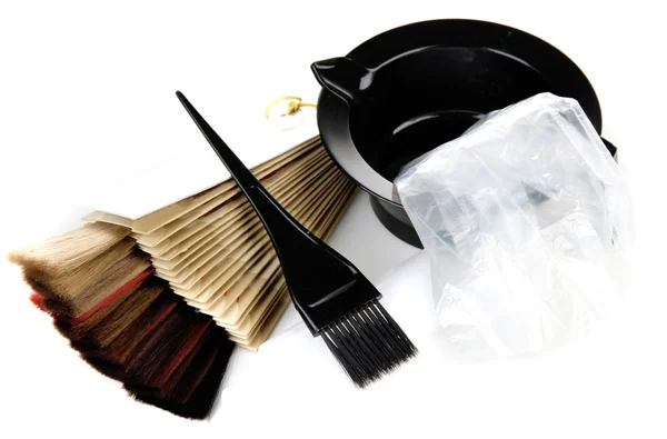 Kit de tintura de cabelo e amostras de cabelo de cores diferentes, isolado em branco — Fotografia de Stock