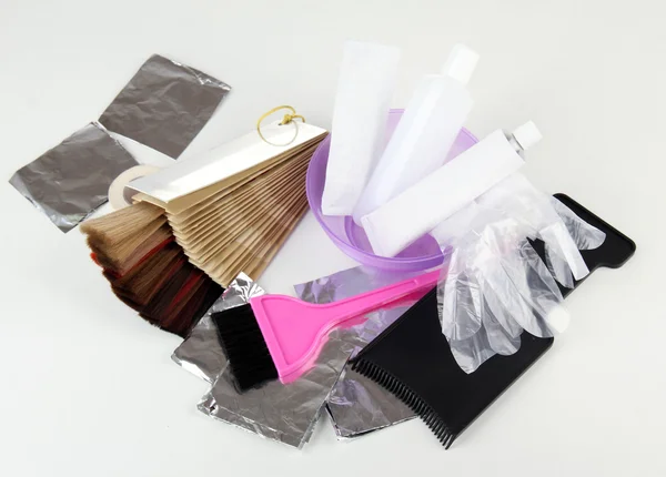 Kit de tintes para el cabello y muestras de cabello de diferentes colores, aislados en blanco —  Fotos de Stock