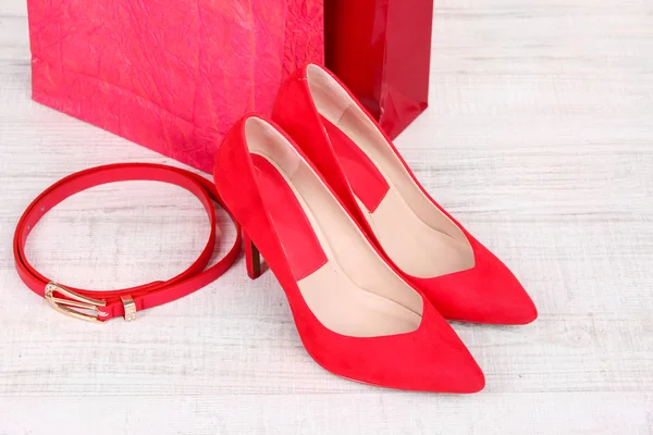 Belle scarpe rosse femminili, cinture e borse da negozio — Foto Stock