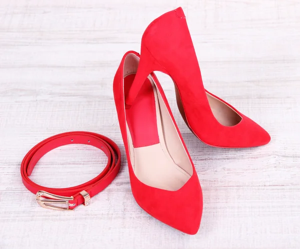 漂亮的红色女性鞋子和皮带 — 图库照片