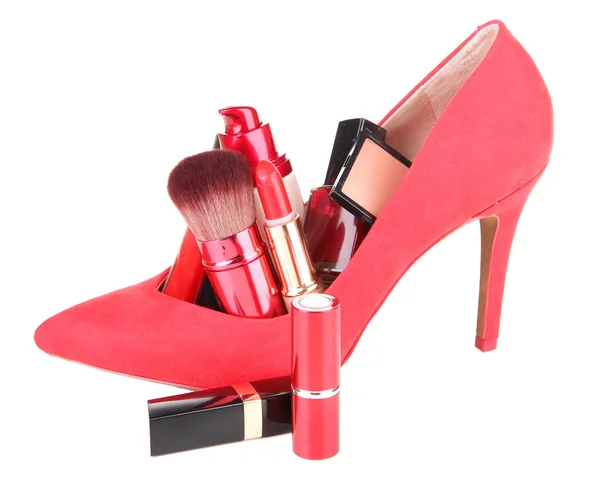 Mooie rode vrouwelijke schoen met cosmetica, geïsoleerd op wit — Stockfoto