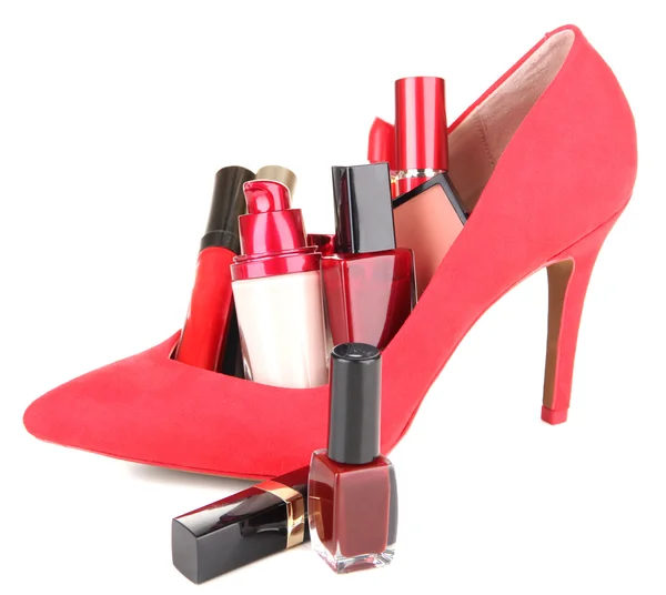 Piękne czerwone buty kobiece z kosmetyki, na białym tle — Zdjęcie stockowe