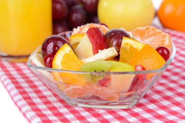 Süße frische Früchte in Schüssel auf dem Tisch in Großaufnahme — Stockfoto