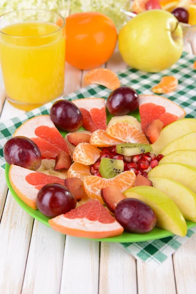 Fruits frais sucrés sur assiette sur table close-up — Photo