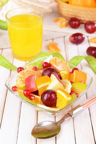 Frutas frescas dulces en tazón en primer plano de la mesa — Foto de Stock