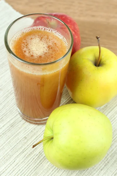 Gesunder frischer Saft aus Äpfeln hautnah — Stockfoto