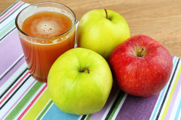 Succo fresco sano di mele vicino — Foto Stock